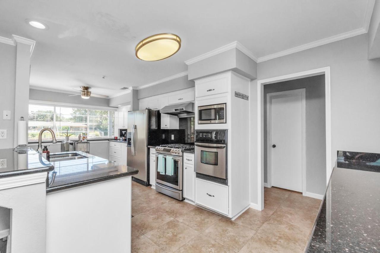 Beauty On The Water! Lake House Near The Beaches! Galveston Exterior photo